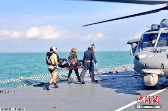 资料图：当地时间8月23日，在马来西亚附近海域，马来西亚海军和美国海军寻获一具失踪船员遗体。目前，美军已经寻获发生撞船事故的“麦凯恩”号驱逐舰部分船员遗体。美国官员22日表示，美国第七舰队司令约瑟夫·奥柯因可能将因多次舰船碰撞事故被解职。海军上将斯威夫特在新加坡举行的记者会上对媒体表示，潜水员们在搜救过程中在被密封的船舱发现了一些遗体。8月21日，美国海军导弹驱逐舰“麦凯恩”号和一艘商船在马六甲海峡附近相撞，造成美国海军10人失踪。