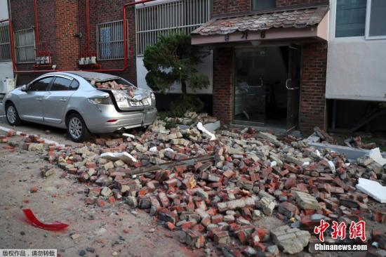 当地时间11月15日下午2时29分许，韩国庆尚北道浦项市以北6公里处发生5.4级地震，截至当天下午7点已有2人受重伤，37人轻伤，71处设施受损，受伤人员规模和财产损失还在不断增加。