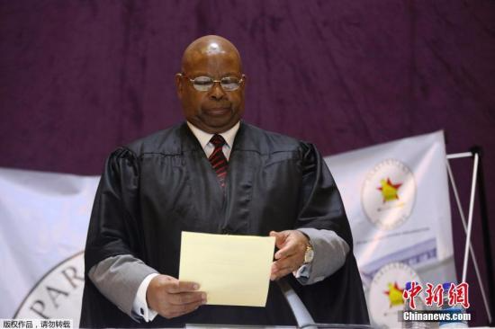 21日下午，津巴布韦众议院启动弹劾穆加贝总统职务的议程。众议长穆登达突然宣布辩论终止，因为穆加贝已经宣布辞职。