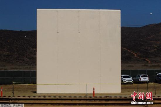 当地时间2017年10月12日，墨西哥提华纳，从美墨边境墨西哥一侧拍摄到的边境墙样品。特朗普2017年1月25日签署行政命令，宣布在美墨边境线上筑墙，以阻挡非法移民和犯罪人员越境从事非法活动。
