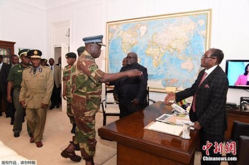 11月19日，津巴布韦总统穆加贝与军方谈判。