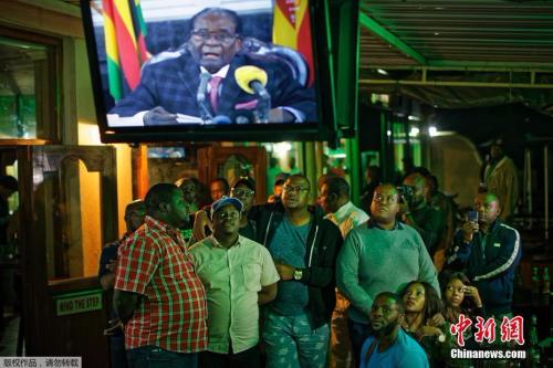 资料图：津巴布韦民众在街头收看穆加贝发表全国电视讲话。