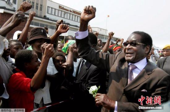 穆加贝出生于1924年2月，是津巴布韦民族解放运动的领袖。自从1980年至今，他一直担任津巴布韦领导人，其中前7年担任总理，后面30年担任总统。他的本届总统任期原定于2018年8月结束。(资料图)