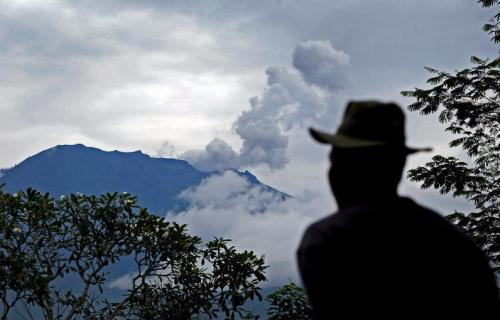 印尼峇厘岛的阿贡火山近日发生“蒸汽喷发”，喷出浓烟、灰尘、碎石和沙子。