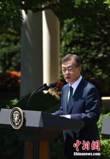 当地时间6月30日，韩国总统文在寅访问白宫，会见美国总统特朗普，并出席联合记者会。图为文在寅在联合记者会上发表讲话。<a target='_blank' href='http://www.chinanews.com/'></table>中新社</a>记者 刁海洋 摄