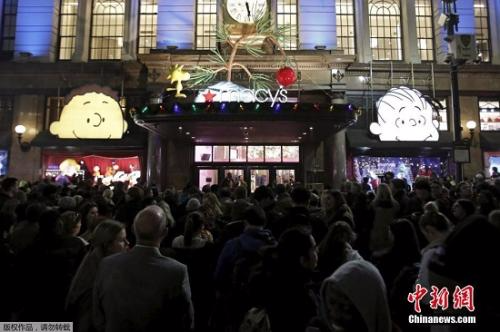 2015年的“黑五”日，美国纽约曼哈顿的梅西百货门外，大量消费者天还没亮就开始排队等候。