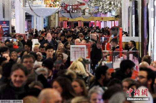 当地时间2016年11月24日，美国纽约，在曼哈顿梅西百货消费者涌入买商品，迎接“黑色星期五”血拼日。