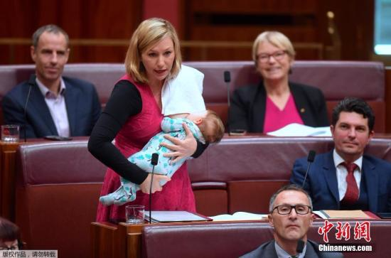 资料图：当地时间6月22日，澳大利亚堪培拉，来自绿党的澳大利亚参议员拉里萨·沃特斯在议会大厦发表演讲时，为她的女儿亚丽亚·乔伊喂奶。