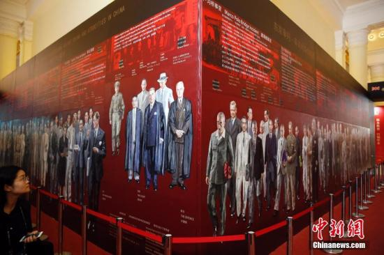 8月16日，《东京审判》巨幅油画亮相上海书展引人关注。<span target='_blank' href='http://www.chinanews.com/'></div>中新社</span>记者 汤彦俊 摄