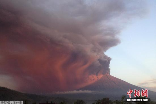 当地时间11月26日，印尼巴厘岛卡朗阿森，阿贡火山喷发。