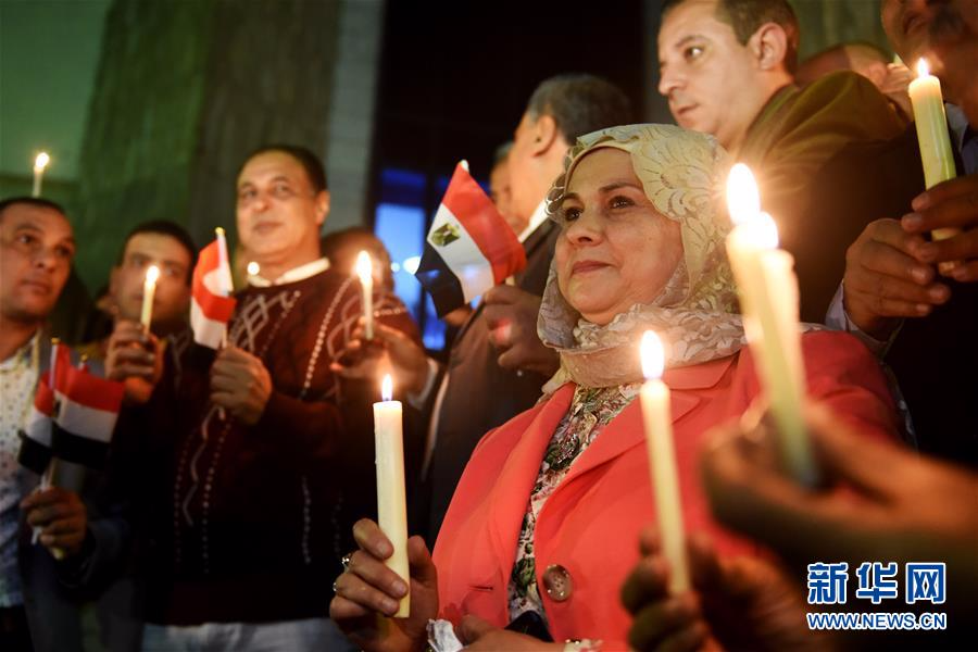 （国际）（1）开罗民众烛光悼念恐袭遇难者