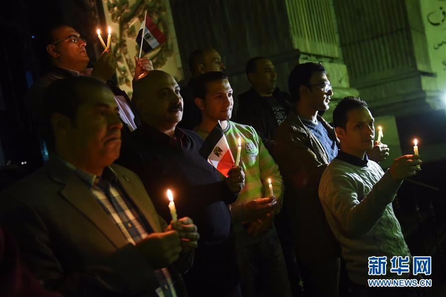 （国际）（2）开罗民众烛光悼念恐袭遇难者