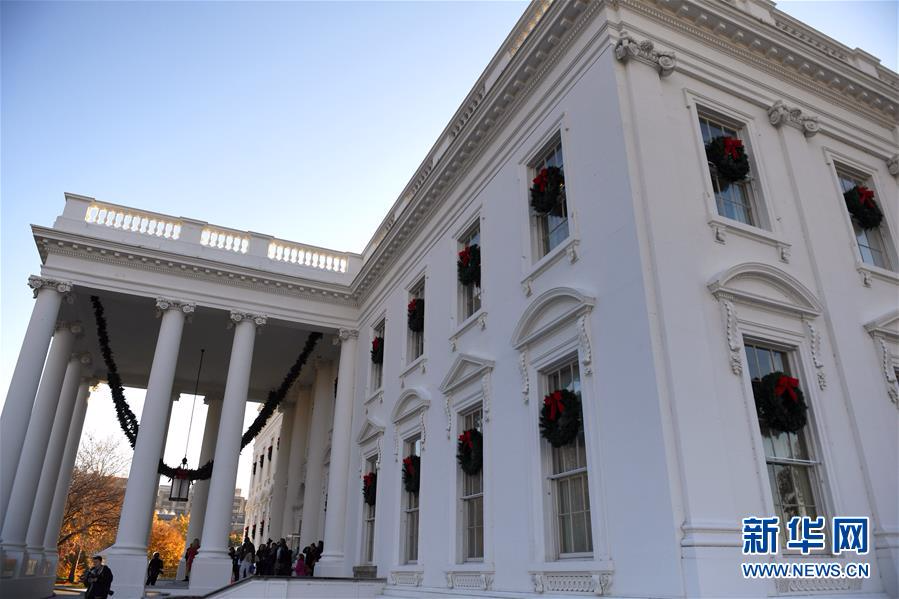 这是11月27日在美国华盛顿拍摄的白宫外部圣诞装饰。