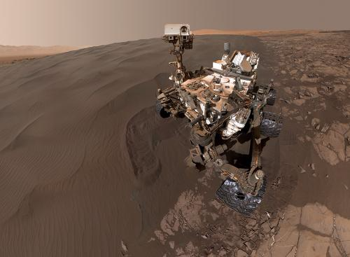 资料图：2016年1月30日，NASA公布了“好奇号”火星车身处沙丘的一张自拍照。这张照片也有利于NASA评估“好奇号”所处位置的地理环境，以便发出下一步命令。 图片来源：NASA官网