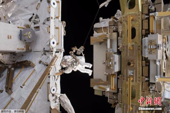资料图：国际空间站的2位宇航员进行太空行走。