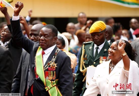 津巴布韦新任总统埃默森·姆南加古瓦与夫人共同参加宣誓就职仪式。
