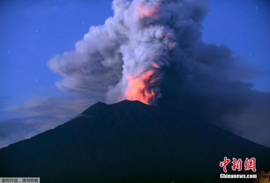 同时，由于航班预计无法在下月4日前恢复正常，航空公司已为乘客提供各种选择，减少短期冲击。图为当地时间11月28日，印尼阿贡火山处于喷发状态。