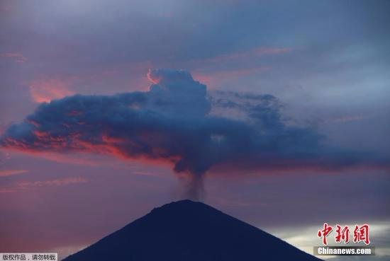 当地时间11月30日，印度尼西亚巴厘岛，著名旅游胜地阿贡火山持续喷发，火山喷出浓烟、灰尘、碎石和沙子，形成一朵巨型蘑菇云。