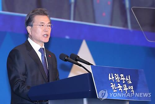 12月5日，在首尔COEX会展中心，文在寅在贸易日纪念仪式上致辞。（图片来源：韩联社）