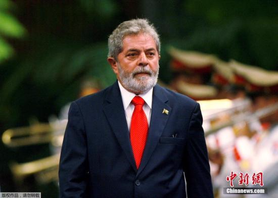 卢拉被指控有受贿行为，在位于大西洋沿岸的巴西城市瓜鲁雅接受了一处3层海滨公寓，并给了建筑公司OAS很多与巴西石油公司之间利润丰厚的合同。卢拉本人始终否认有任何腐败行为，称对他的相关指控是出于政治动机。(资料图)