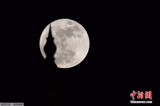 12月3日，“超级月亮”在全球各地升起。据介绍，这次的“超级月亮”不仅是今年最大的满月，也是近80年来的第八大满月。由于月球以椭圆形轨道绕行地球，月球和地球间的距离不断变化，因此满月发生时月亮离地球越近，人们看到的满月也就越大。图为在阿联酋阿布扎比谢赫扎耶德大清真寺旁升起的“超级月亮”。