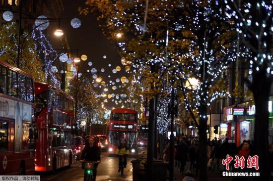 资料图：圣诞节将至，英国伦敦牛津街头灯光璀璨。