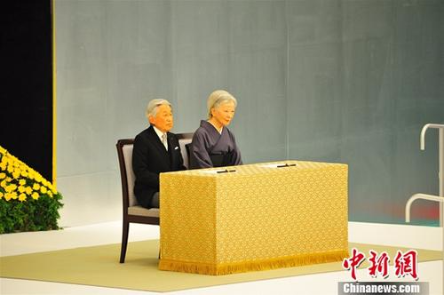 8月15日，“全国战殁者追悼仪式”循例在东京的日本武道馆举行。日本明仁天皇及皇后出席仪式，他从2015年起已连续3年强调对历史的“反省”，表示回顾过去，切望深刻反省，不再重复战争惨祸。<a target='_blank' href='http://www.chinanews.com/'></table>中新社</a>记者 吕少威 摄