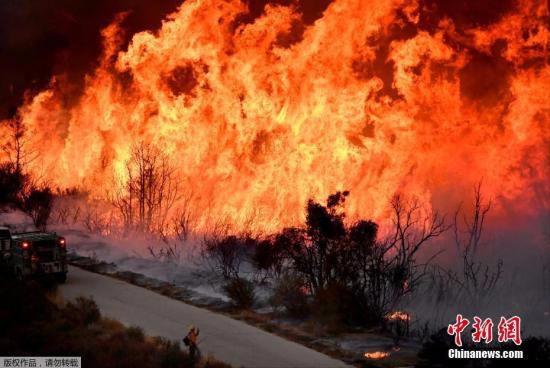焚烧多日的美国加州山林大火，烧毁了房屋，田地和森林，并至少导致一人死亡。