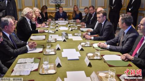 法国总统马克龙在巴黎与英美政界商界人士会谈。