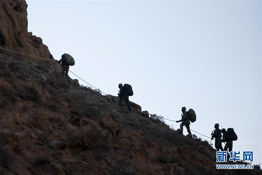 在山地剿恐战斗综合演练中，双方特战队员利用绳索沿山体攀登（12月9日 王涛摄）。