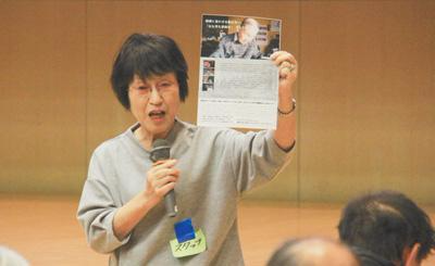 松冈环在大阪向日本民众介绍并呼吁观看自己拍摄的南京大屠杀相关的纪录片。图片来源：人民日报 记者 刘军国摄