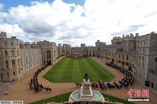 英国王室11月28日在官方网站上，正式发布哈里王子和梅格汉·马克尔女士的婚礼信息。发布的公告称：威尔士亨利王子殿下和梅格汉·马克尔女士的婚礼将于2018年5月，在温莎城堡的圣乔治教堂举行；女王陛下已准许婚礼在该教堂举行；王室将为婚礼支付费用；关于婚礼的更多细节将在适当的时候公布。图为温莎城堡（资料图）。
