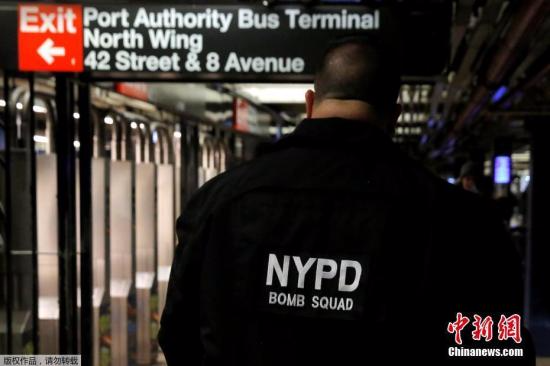 一名纽约警方拆弹小组成员走过纽约42街地铁站，上方就是发生爆炸事件的港务局巴士总站。
