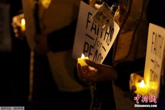 当地时间11月1日，纽约民众参加烛光守夜，悼念纽约恐袭遇难者。美国纽约曼哈顿南城10月31日发生小型卡车撞人恐怖袭击事件，导致8人丧生，10余人受伤。