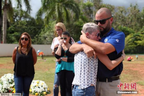 当地时间2016年6月21日，美国卡瓜斯，奥兰多夜总会枪击案遇难者Franky Jimmy De Jesus Velazquez的葬礼举行，部分前来参加葬礼的亲友情绪失控。