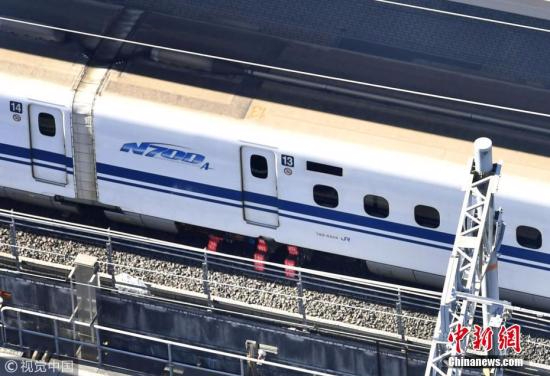 2017年12月13日消息，11日，日本新干线列车希望34号在行驶途中传出异响和异臭，中途停靠名古屋站检查时，发现列车车台龟裂且漏油。日本运输安全委员会将其认定为重大事故，这是自2001年运输安全委员成立以来，新干线首次被认定为重大事故的意外事件。图为被检测出漏油的13号车厢，这辆新干线列车目前停靠在名古屋站进行检修。 图片来源：视觉中国