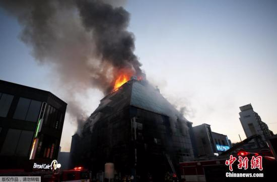 当地时间12月21日下午3点53分，韩国庆尚北道堤川市下所洞一栋8层建筑突发大火。