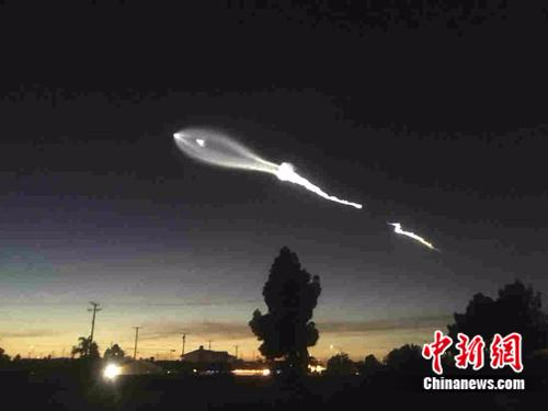 当地时间12月22日，SpaceX公司猎鹰9号火箭发射时，天空留下痕迹，社交网站上关注度很高。