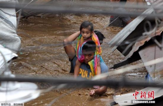 当地时间12月22日，菲律宾遭热带风暴袭击，卡加延城街道上积水及胸口，一名警察将一名小女孩从洪水中解救出来。菲律宾气象局表示，热带风暴以每小时125公里风速来袭，挟带着豪雨。