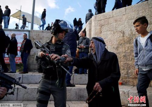 一名巴勒斯坦老人与一名以色列警察争论。