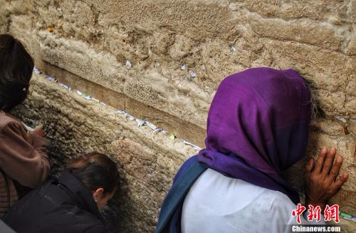 资料图：犹太教徒在耶路撒冷哭墙祷告。哭墙又称西墙，是耶路撒冷旧城古代犹太国第二圣殿护墙的一段，也是第二圣殿护墙的仅存遗址，长约50米，高约18米，由大石块筑成。<span target='_blank' href='http://www.chinanews.com/' ></div>中新网</span>记者 李雨昕 摄