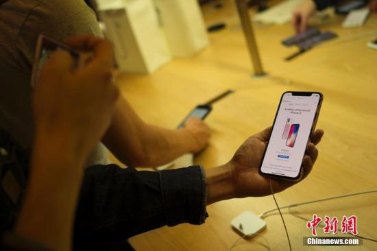 2017年11月3日，苹果iPhoneX在美国上市销售，位于纽约中央车站的苹果专卖店iPhoneX销售火爆。图为顾客体验iPhoneX手机。 <a target='_blank' href='http://www.chinanews.com/'></table>中新社</a>记者 廖攀 摄