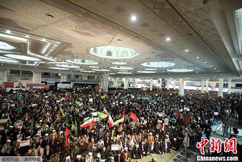 当地时间2017年12月30日，伊朗政府的支持者们聚集在伊玛目霍梅尼大清真寺，以对抗反政府示威活动。