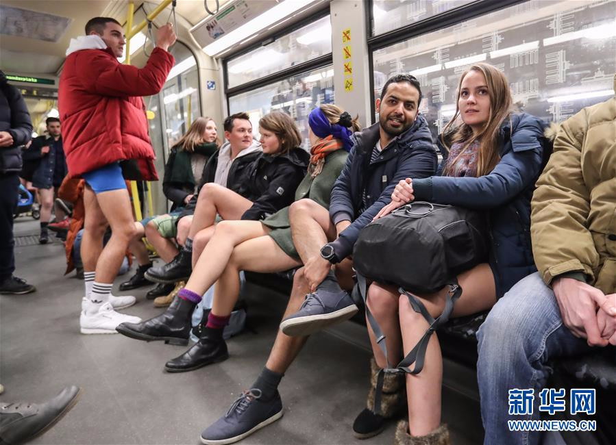 （国际）（3）柏林举行“不穿裤子搭地铁”活动