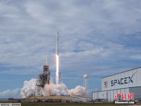 资料图片：美国佛罗里达州卡纳维拉尔角，SpaceX公司猎鹰九号运载火箭搭载“龙”飞船从肯尼迪航天中心发射升空。。