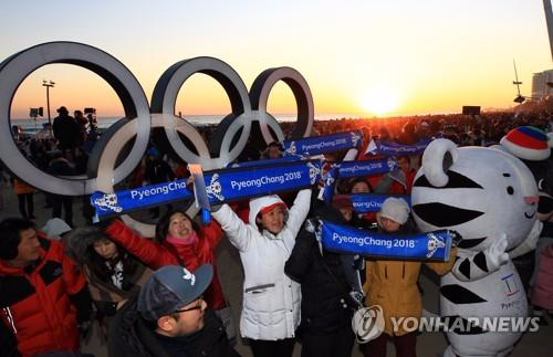 奥会志愿者们在宣传冬奥。(图片来源:韩联社)