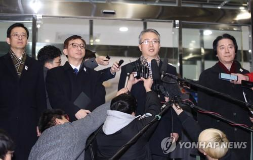 艺术团参奥工作会谈韩方代表团在出发前接受媒体采访。（图片来源：韩联社）