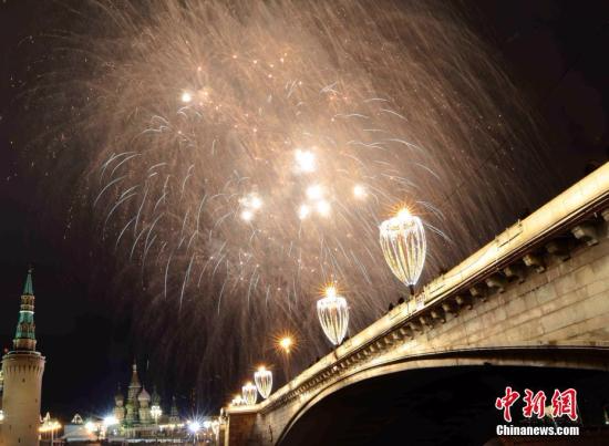 2018年1月1日零时，莫斯科燃放烟花庆祝2018新年。<span target='_blank' href='http://www.chinanews.com/'></div>中新社</span>记者 王修君 摄