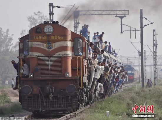 图为印度超载的列车。