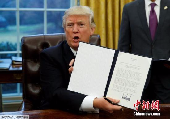 当地时间2017年1月23日，美国华盛顿，美国总统特朗普23日签署行政命令，正式宣布美国退出跨太平洋伙伴关系协定(TPP)。